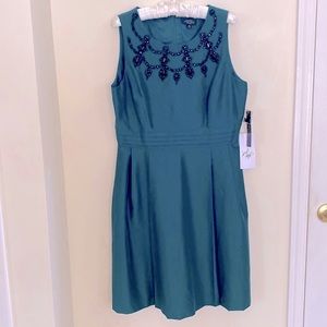 NWT Tahari Sleeveless Dress Midi Beaded Neckline Emerald Lined Cocktail Evening